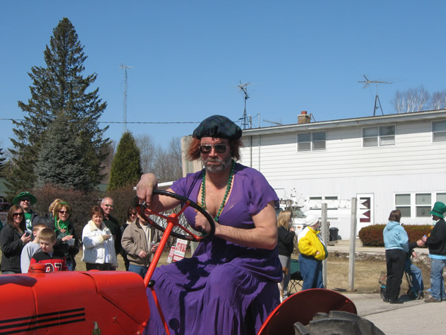 /pictures/ST Pats Float 2009 - No snow our guys keep draging/IMG_1387.jpg